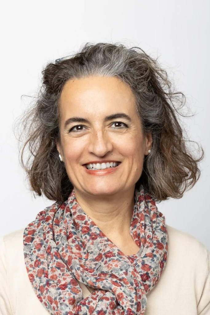 AlineCamenzind Logopaedin und Gesangspaedagogin lächelt in die Kamera