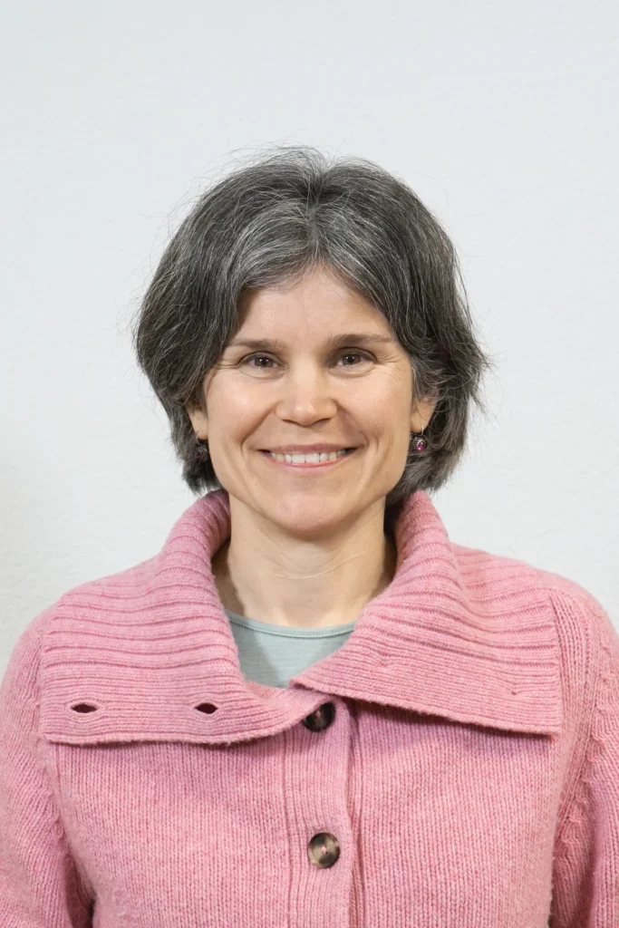 Esther Amstutz Psychologin lächelt in die Kamera