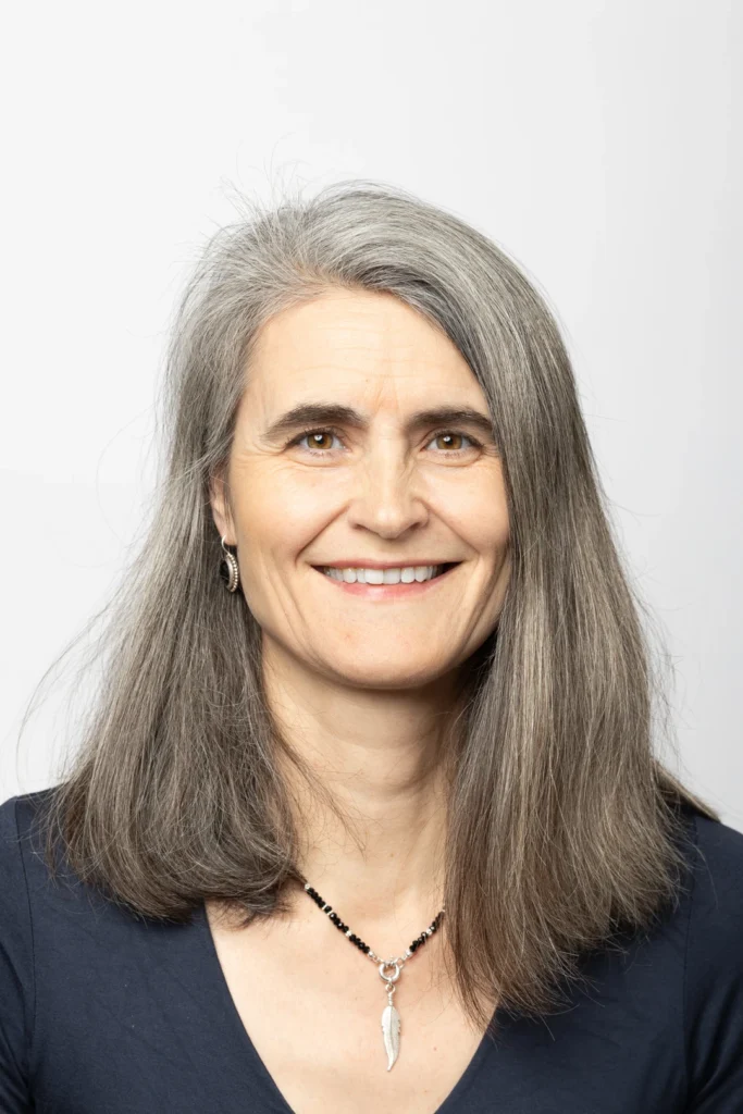 Nora Hälg Atemtherapeutin lächelt in die Kamera