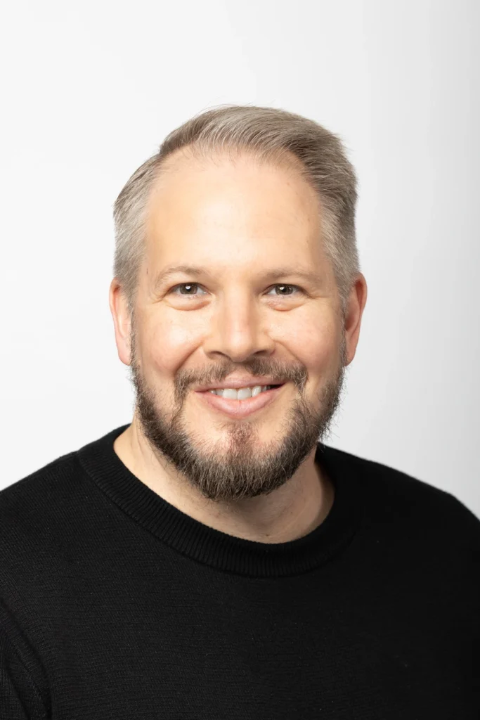 OliverFrischknecht Logopäde und Gesangspädagoge lächelt in die Kamera