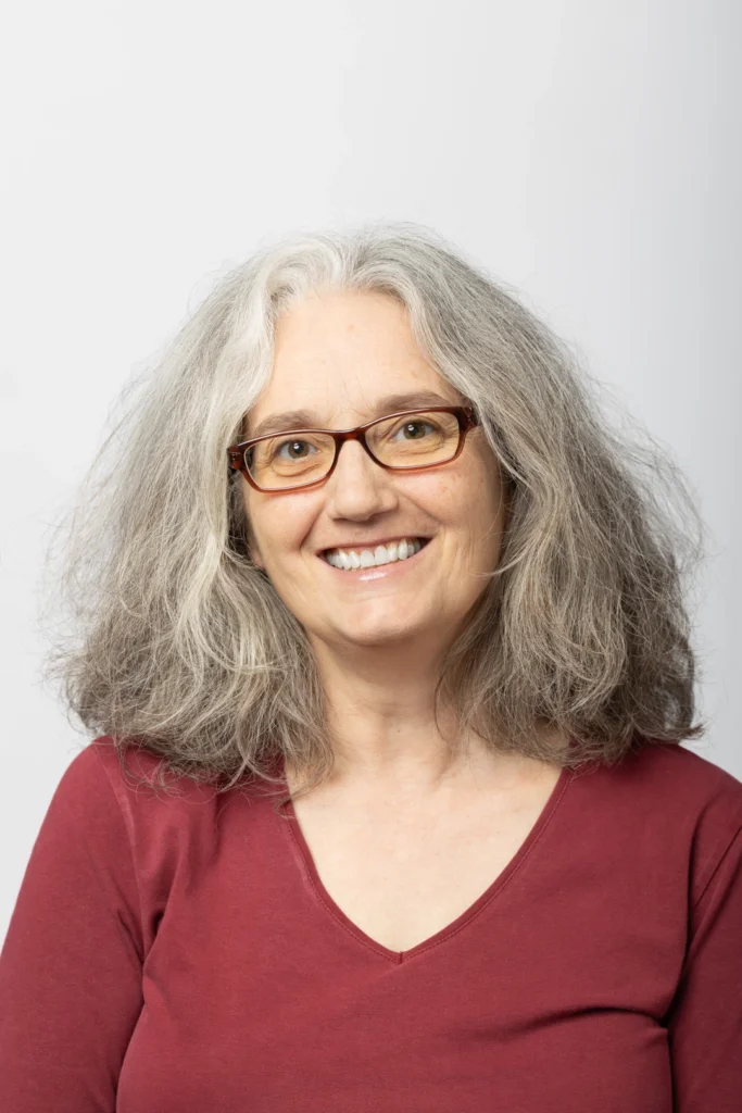 Ruth-Achermann Administration und Gesangspaedagogin lächelt in die Kamera