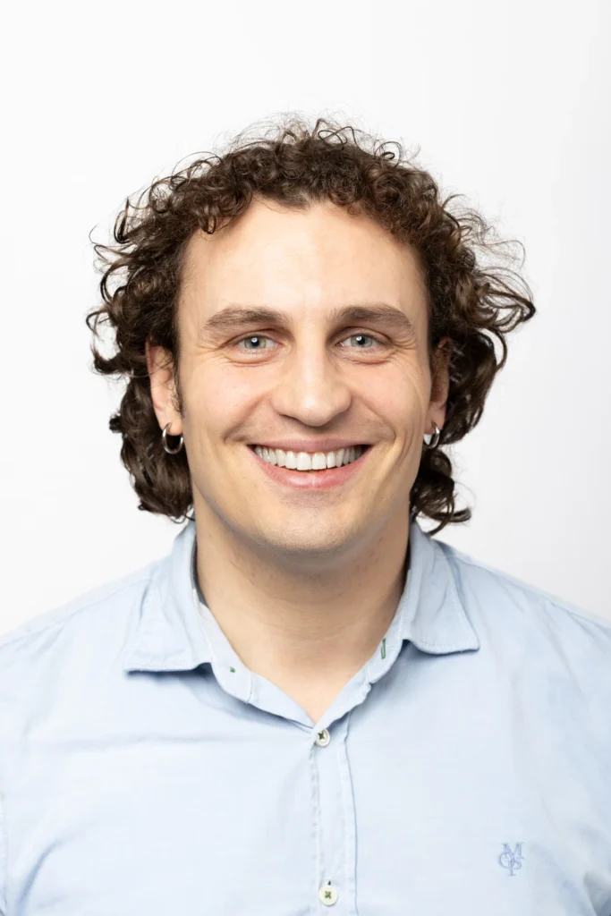 Timothy-Renfer Logopäde lächelt in die Kamera