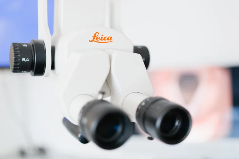 Nahaufnahme von Untersuchungsmikroskop der Marke Leica
