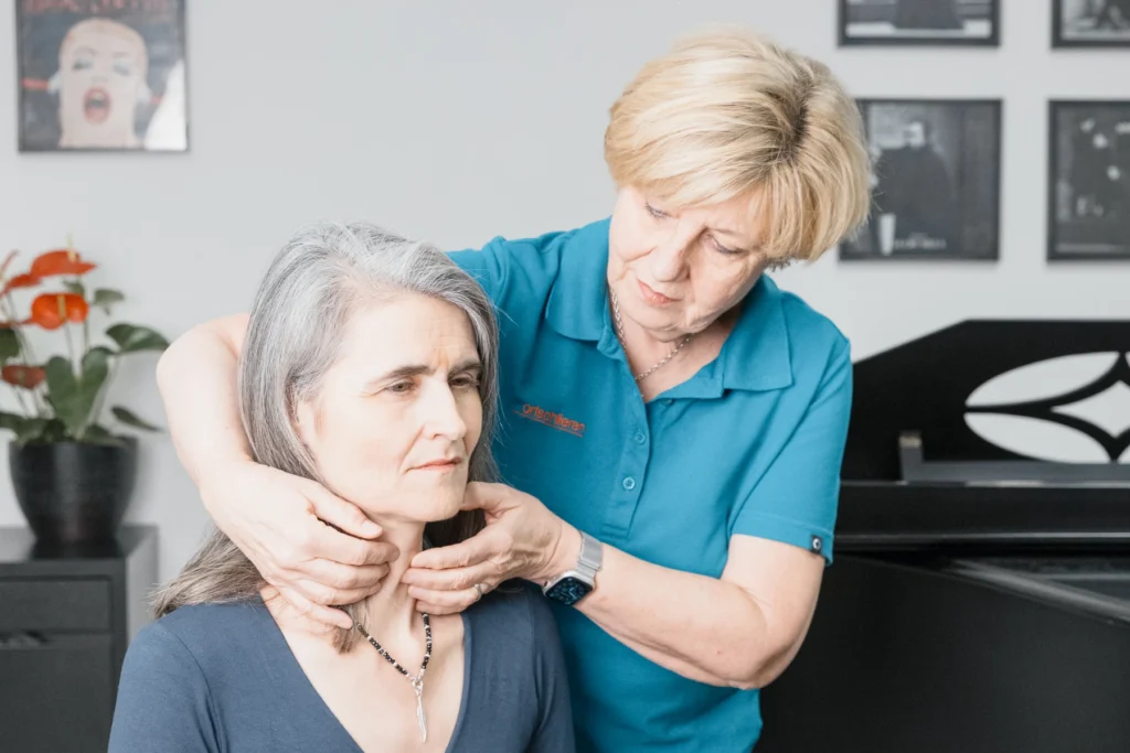 Dr. med. Salome Zwicky tastet den Hals einer Patientin ab.