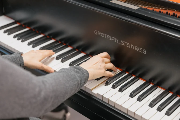 Hände beim Klavierspielen in Nahaufnahme