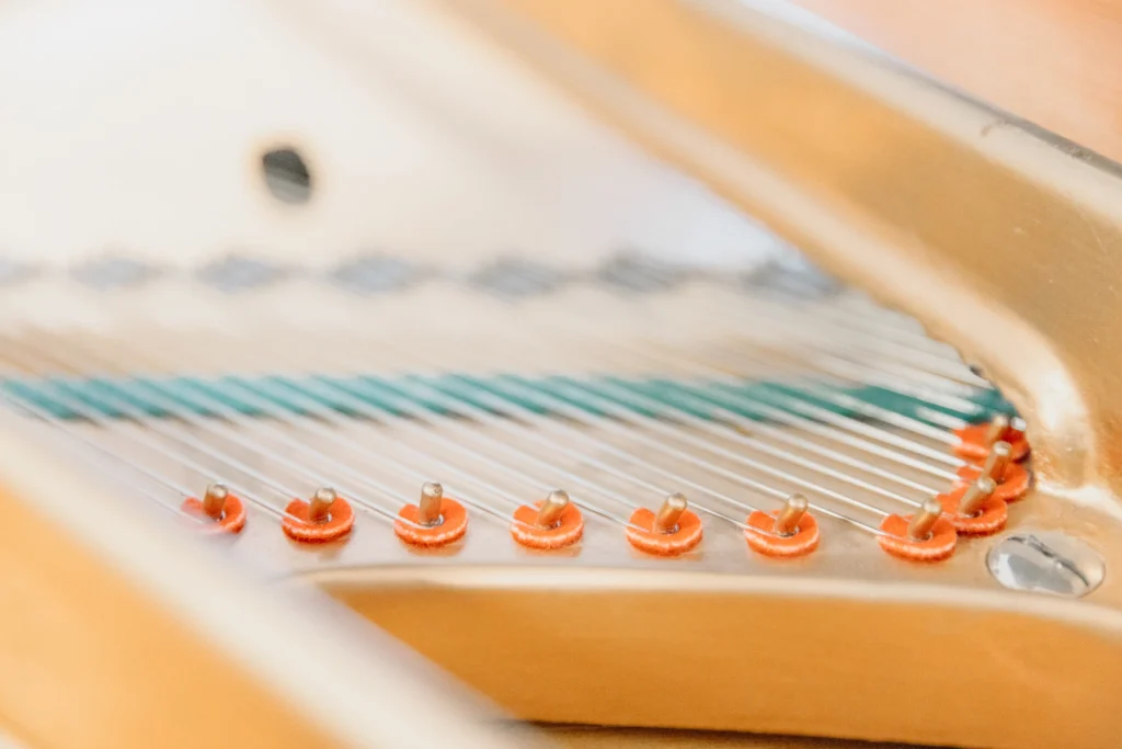 Nahaufnahme der Saiten eines Klaviers.