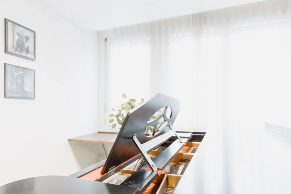 Foto eines Klaviers im Sonnenlicht.