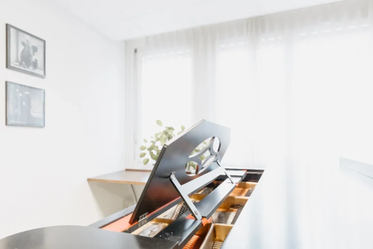 Foto eines Klaviers im Sonnenlicht.