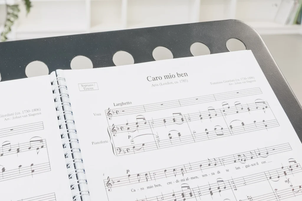 Nahaufnahme von Gesangsnoten des Liedes Caro mio ben auf einem Notenständer.
