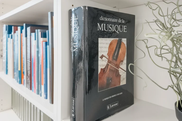Nahaufnahme eines Bücherregals, ein Buch mit dem Titel „Musique“ steht im Fokus