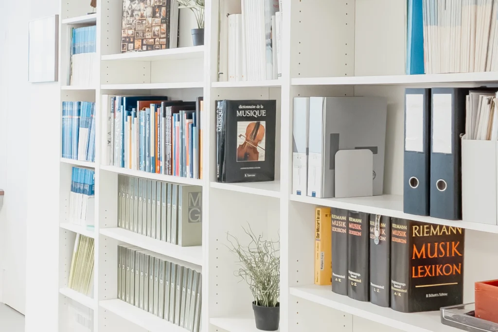 Bücherregal mit verschiedenen Büchern zu den Themen Musik, Gesang und Stimme
