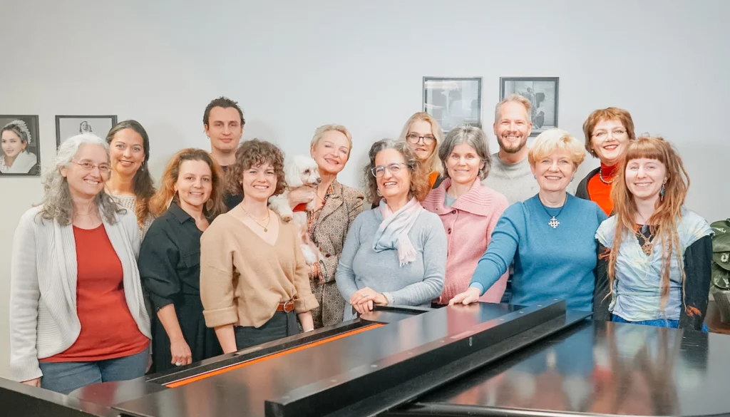 Das Team des SSZZ steht gemeinsam im Praxisraum und lachen in die Kamera